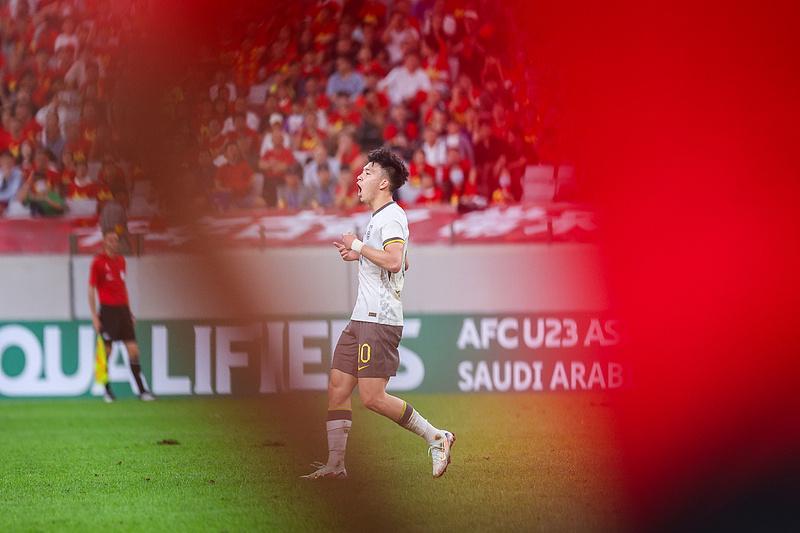 U22国足生死战首发！安东尼奥连换8人，变阵5后卫，王钰栋领衔